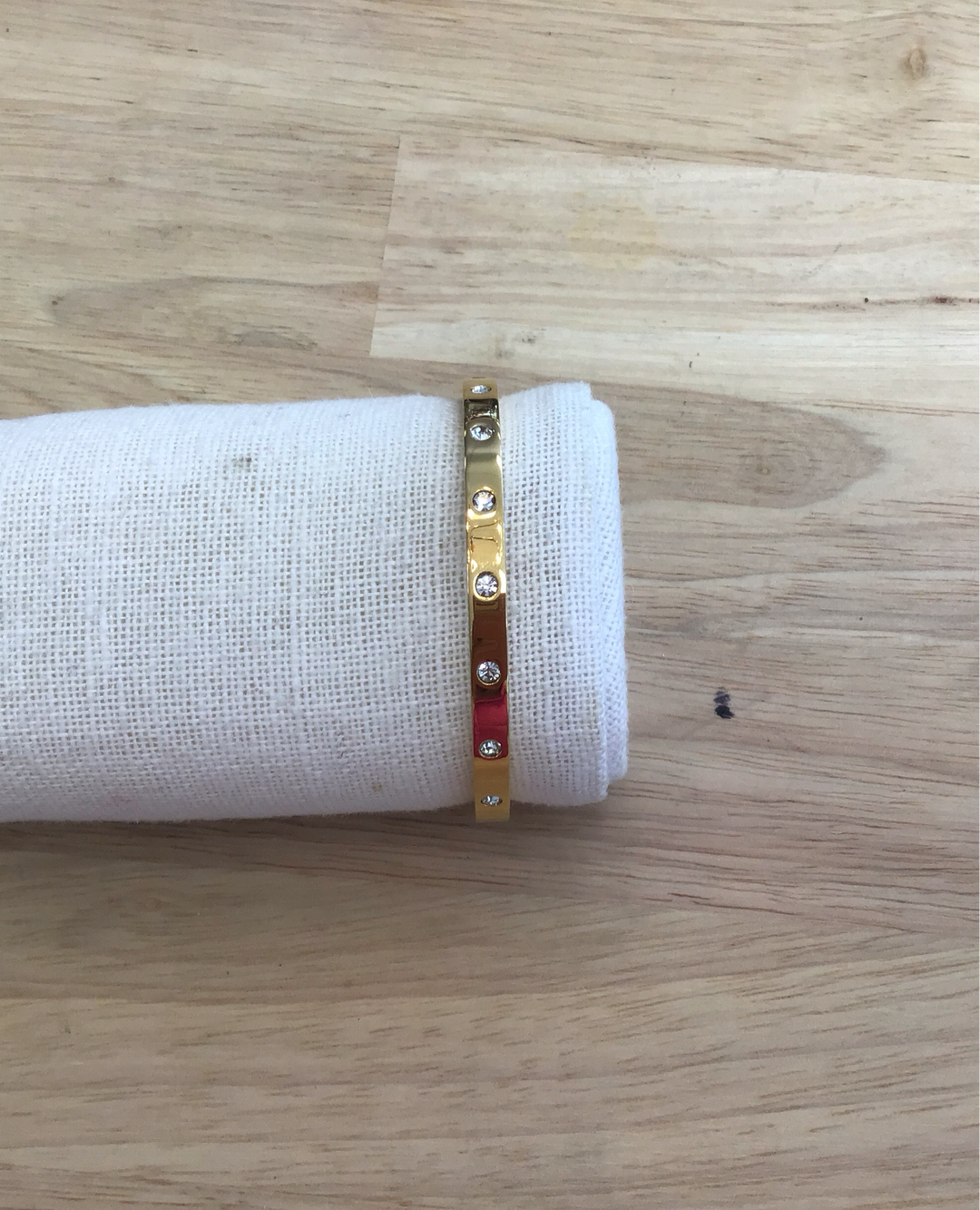 SET IN STONE METAL STONE HINGED BANGLE Gold
