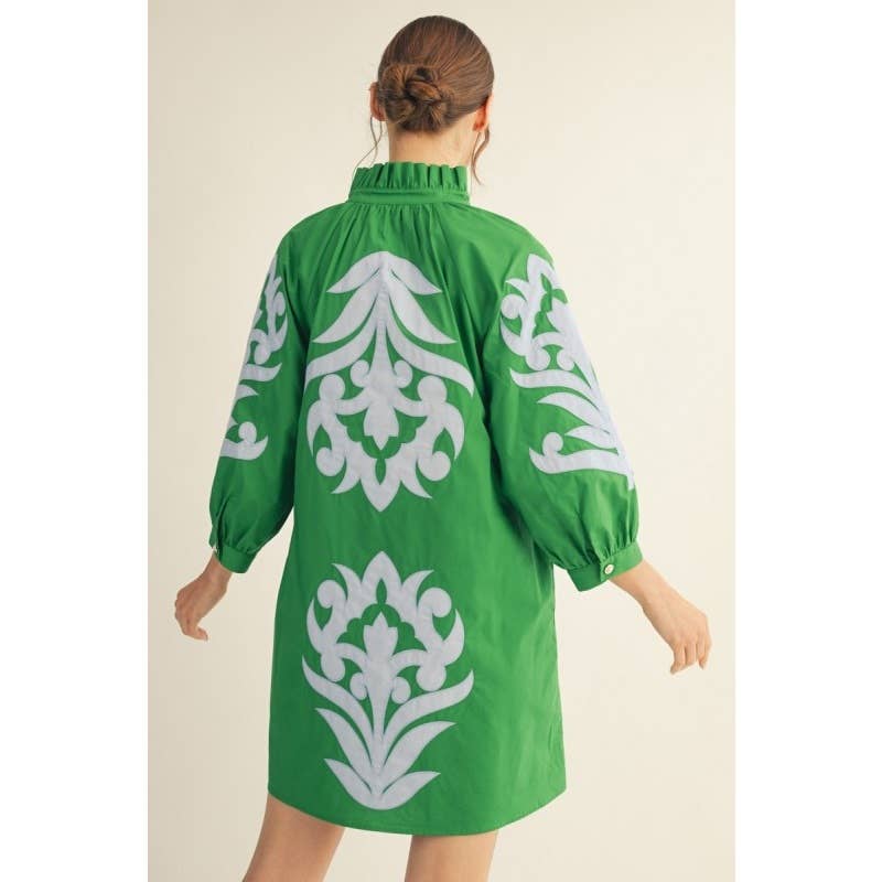 Floral applique shift dress: KELLY GREEN