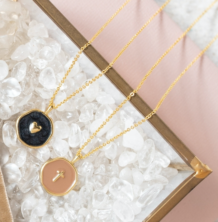 Splendid Iris - Tiny Heart Necklace: White