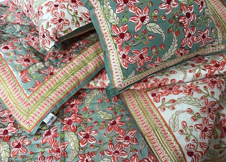 natural habitat - Quilt Queen 90x90" Frangipani