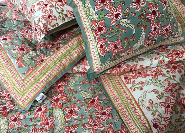 natural habitat - Quilt Queen 90x90" Frangipani