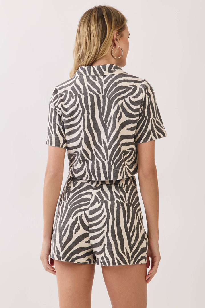 Zebra Print Front Patch Pockets Cropped Shirt: Black / M