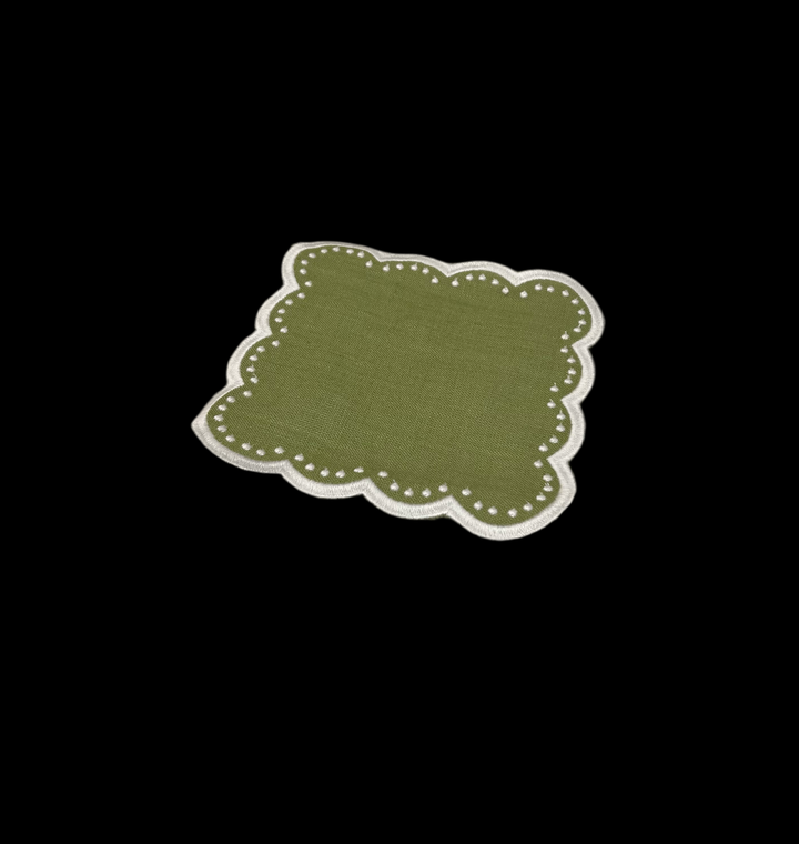 Scalloped cocktail napkins (sold individually)