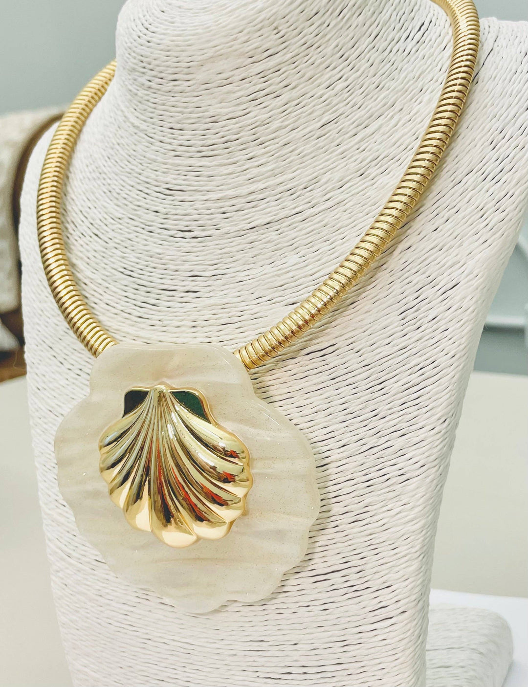 TWO FORTY TWO - CHIC - White Shell Collar (white/gold) BNK995