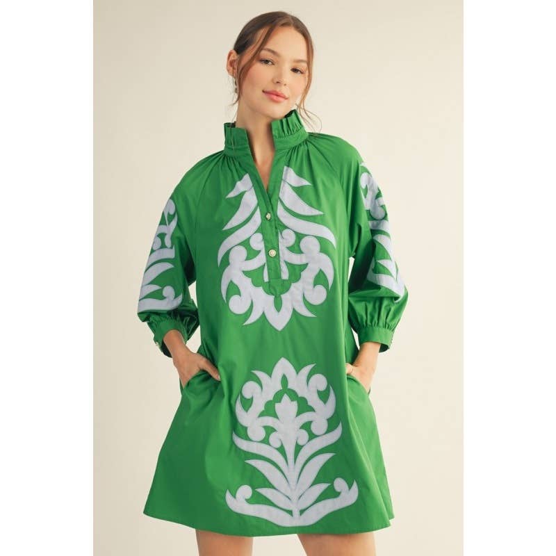 Floral applique shift dress: KELLY GREEN