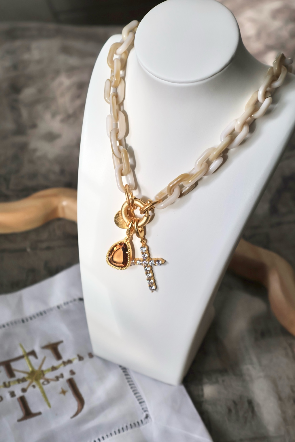 Blonde Tortoise Link Necklace