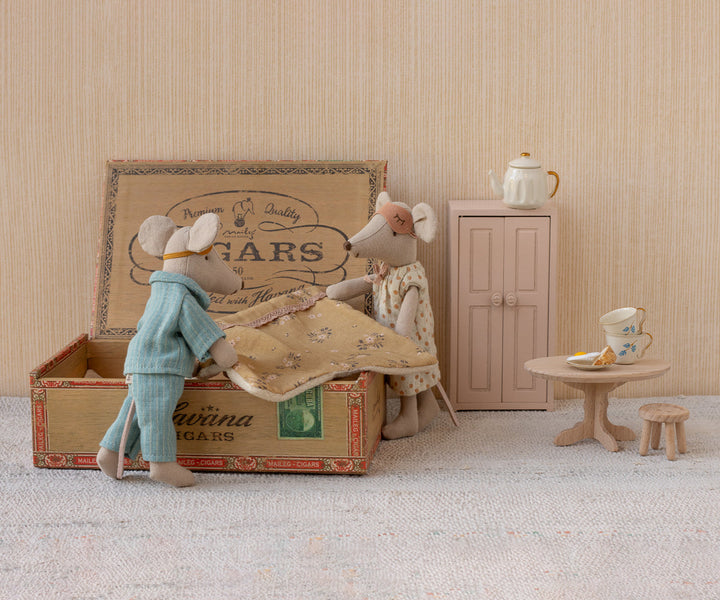 Mum & Dad mice in cigarbox