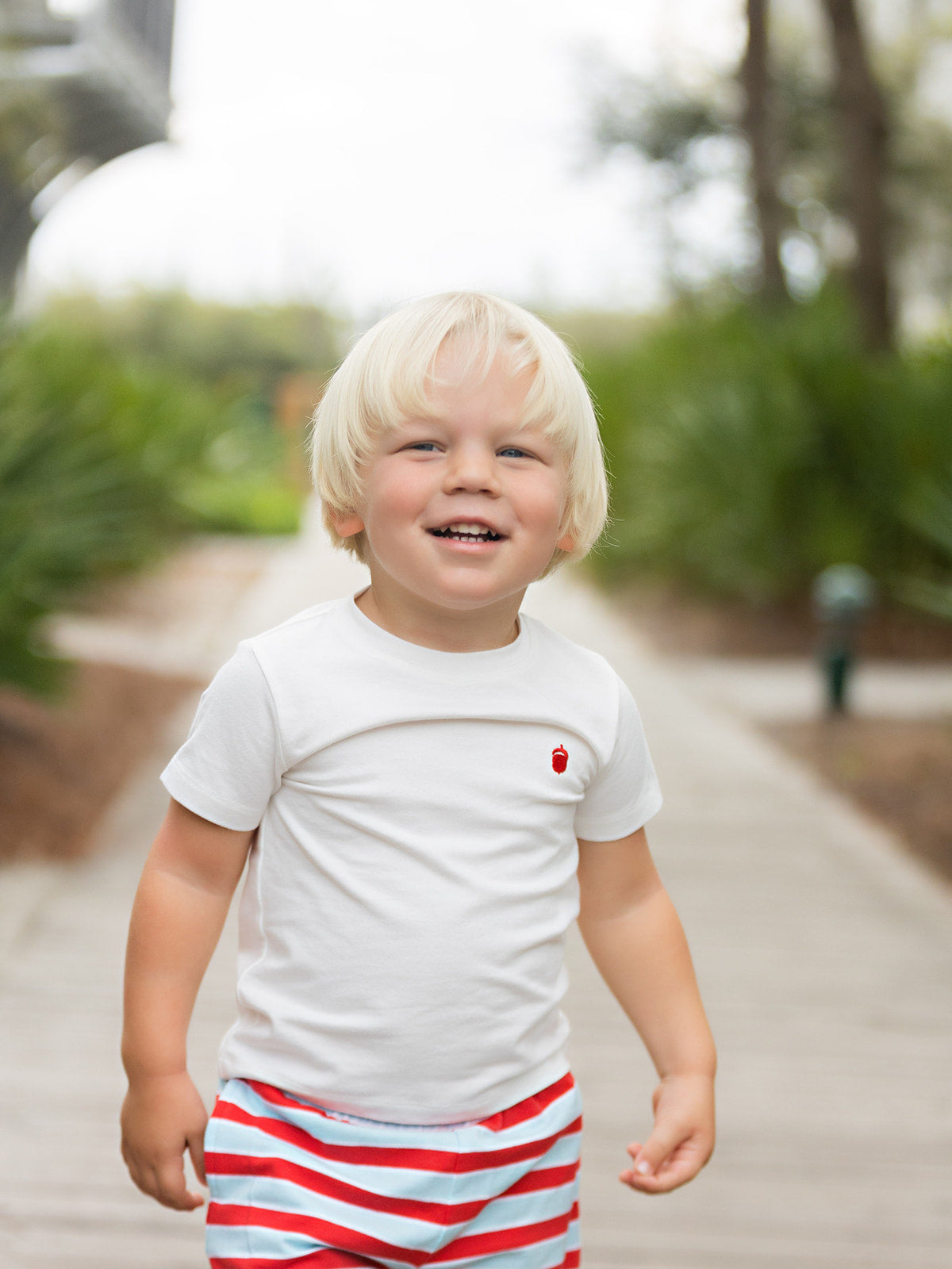 Oaks White with Red Acorn Signature Tee – The Oaks Apparel Co.