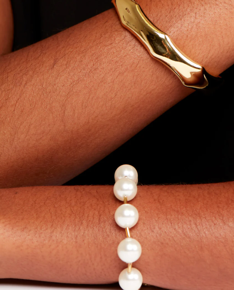 PEARL BEADED BRACELET WITH TUBE SPACERS- GOLD/PEARL