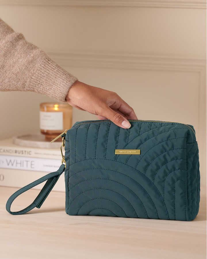 QUILTED MATERNITY WASH BAG WITH WRISTLET | Dusty Navy |
