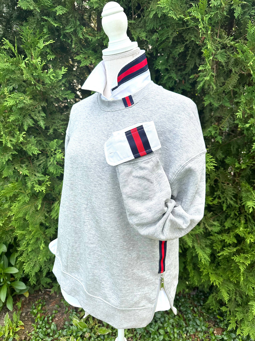 Pearly Vine - Casie 2 - White Oxford w/Navy & Red Stripe Ribbon : White w Navy & Red Stripe Ribbon / M