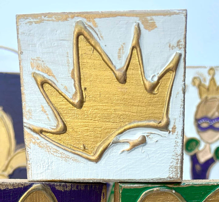 Coddiwomple - Crown   |  Mardi Gras   parade   beads   princess   court: Powder pink background/white crown